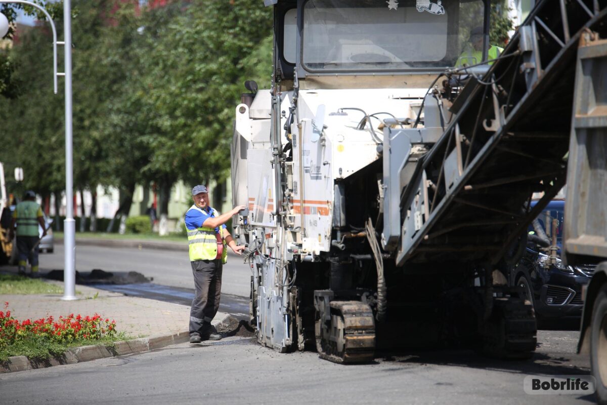 В Бобруйске на улице Октябрьской ведутся дорожные работы Сейчас дорогу