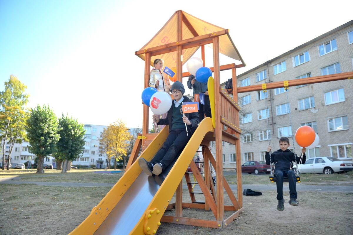 В Бобруйске прошло открытие детской горки в рамках благотворительного  проекта «Праздник нашего двора вместе с «ЯСНА» — Бобруйский новостной  портал Bobrlife