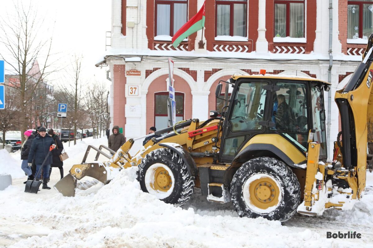 На улицах Бобруйска продолжается уборка снега Бобруйск - Новости - ЖКХ