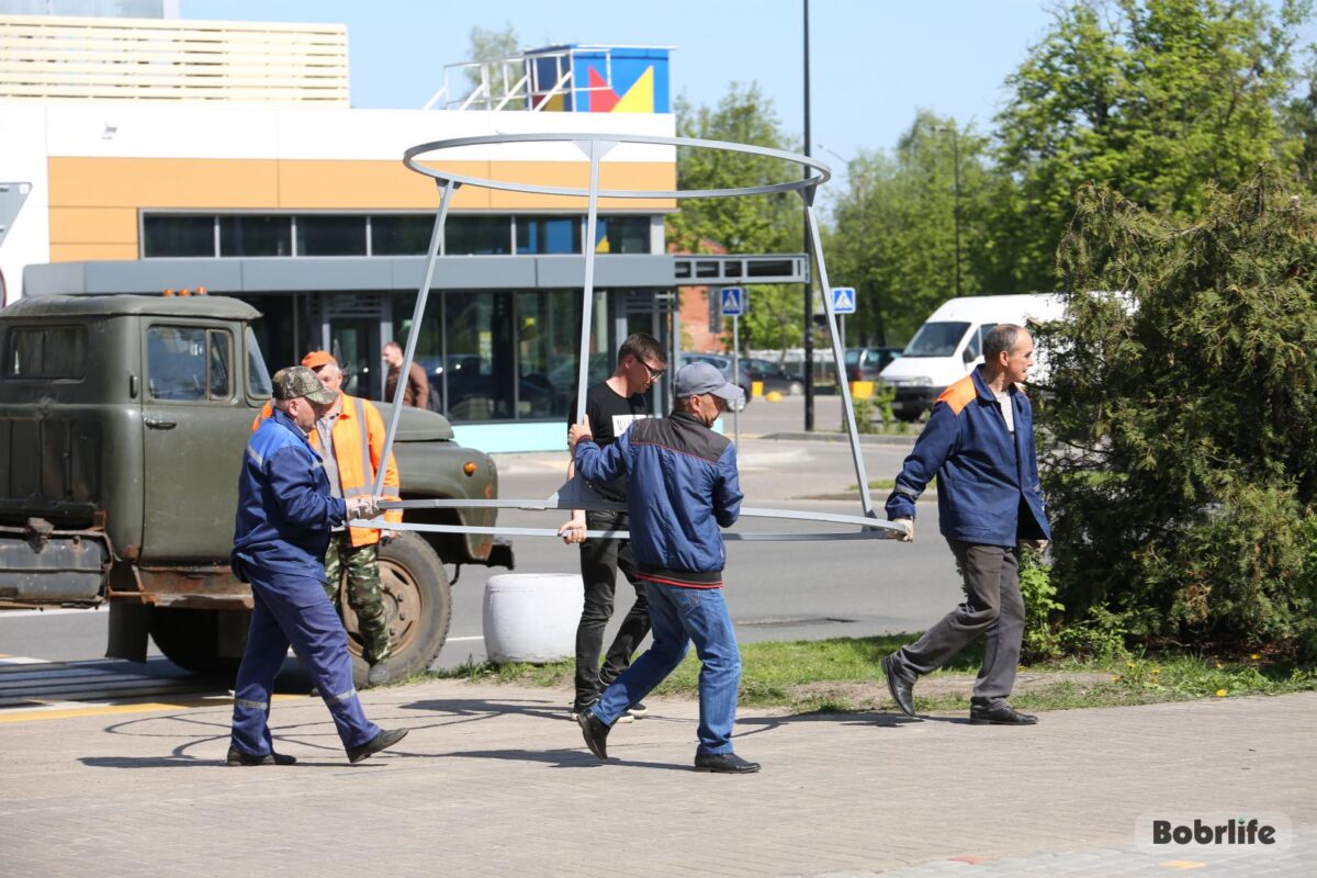 В Бобруйске устанавливают арт-объект в виде планеты Земля Бобруйск -  Новости - Городские новости