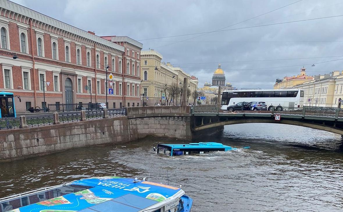 Пассажирский автобус, в котором находились порядка 20 человек, упал с моста  в реку Мойку в центре Санкт-Петербурга — Бобруйский новостной портал  Bobrlife