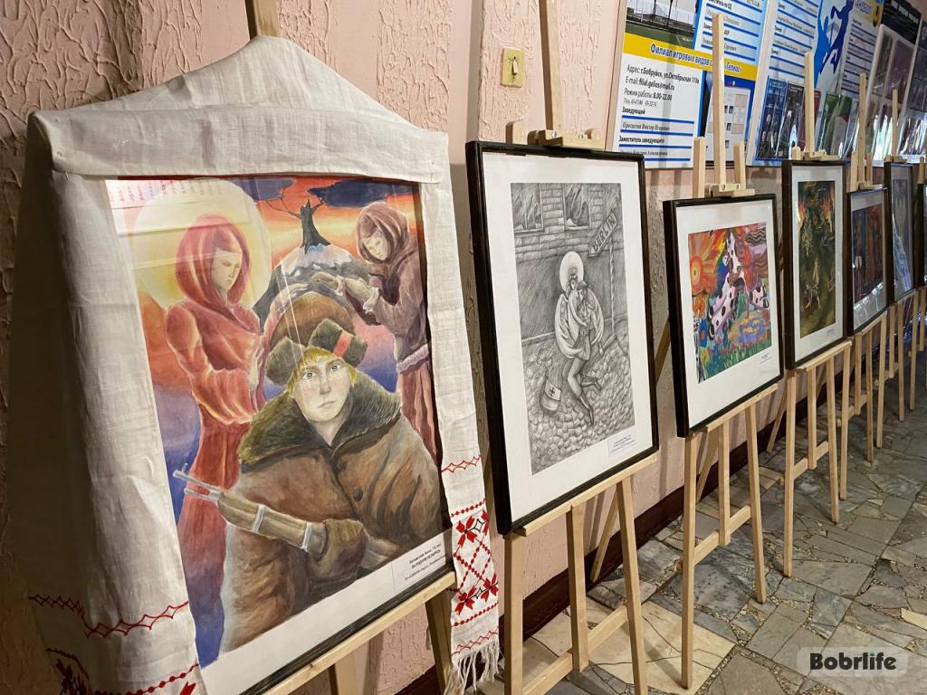 В Бобруйске проходит выставка юных художников Беларуси и России «Наследники Великой Победы»