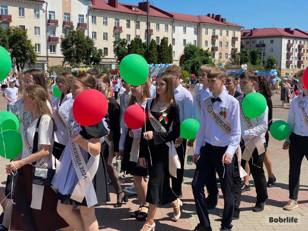 На площади Ленина приветствуют счастливое будущее Беларуси — выпускников 2024 года
