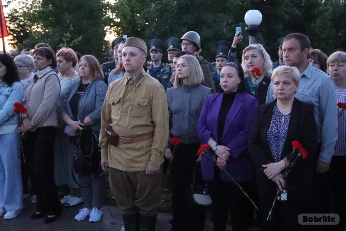 У Братской могилы советским военнопленным, уничтоженным фашистами,  состоялся митинг-реквием Бобруйск - Новости - Городские новости