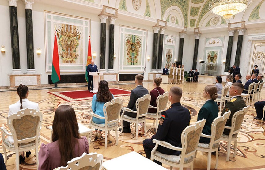 Александр Лукашенко наградил выпускников и преподавателей учреждений высшего образования Беларуси