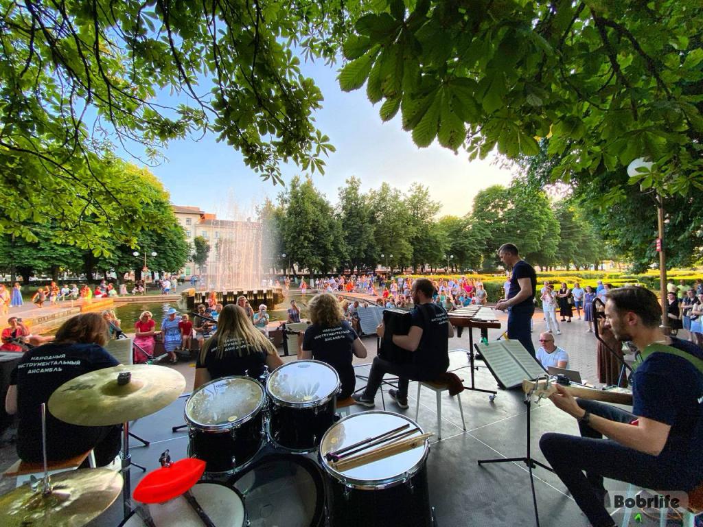 Музыкальный вечер «У фонтана» проходит в Бобруйске