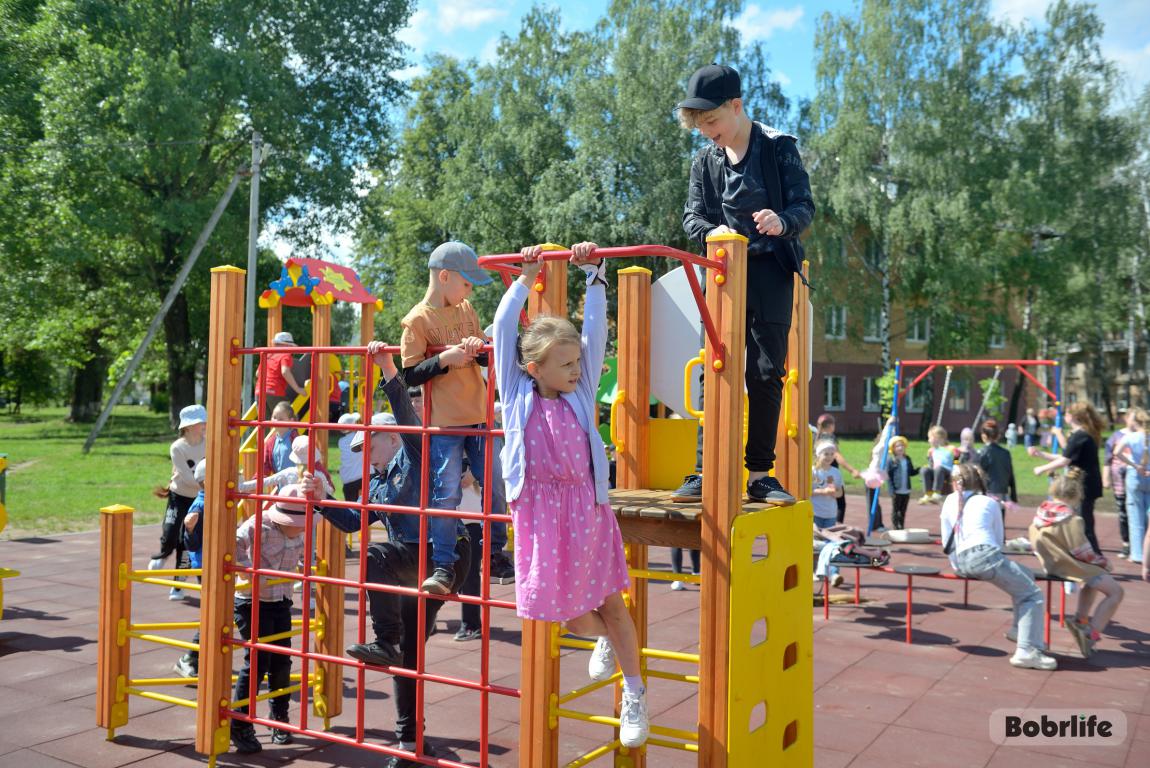 Счастливое детство в подарок. В Ленинском районе открыты две игровые  площадки Бобруйск - Новости - Новости