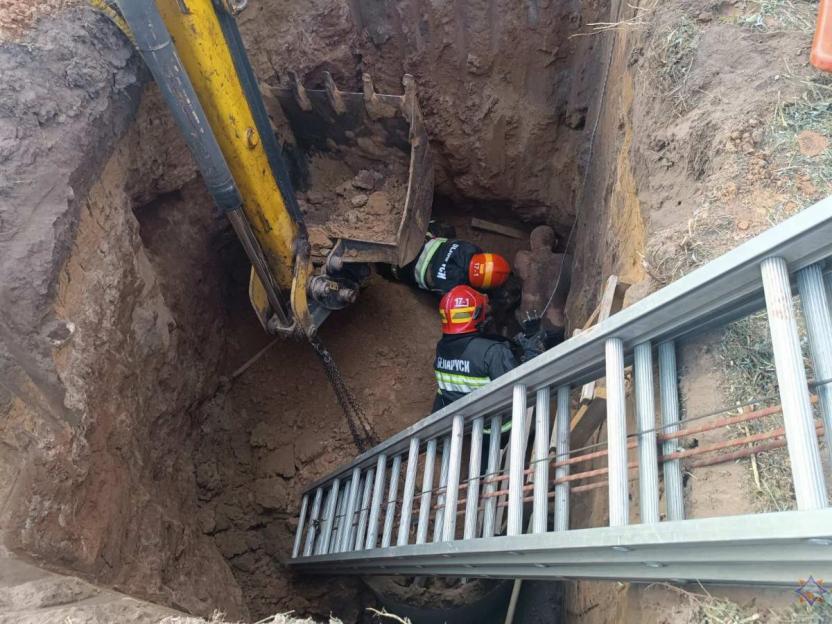 В Осиповичах спасатели достали мужчину из-под осыпавшегося грунта