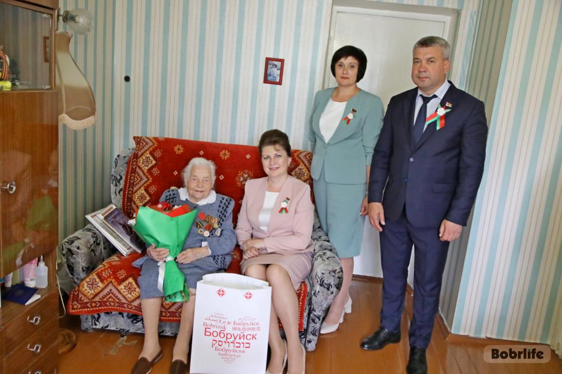 Ветеран Анастасия Лызо принимает поздравления в 100-летний юбилей
