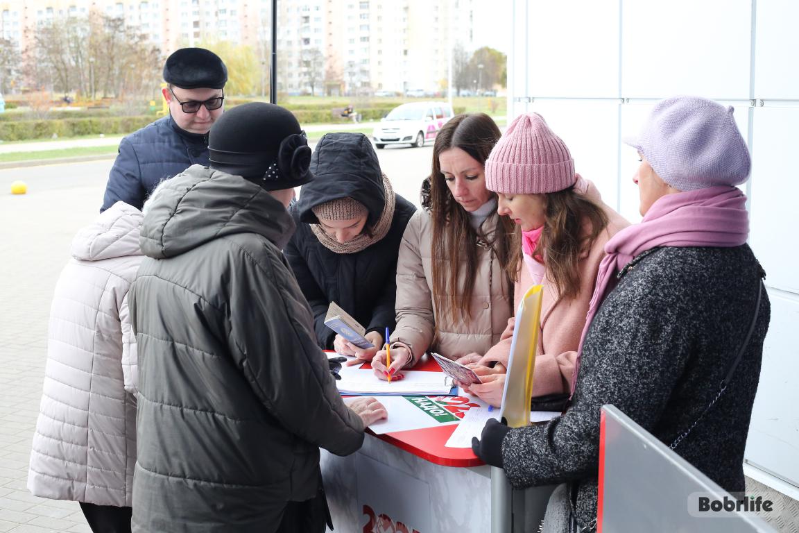 Сбор подписей за выдвижение кандидатов в Президенты продолжается в Молодежном парке