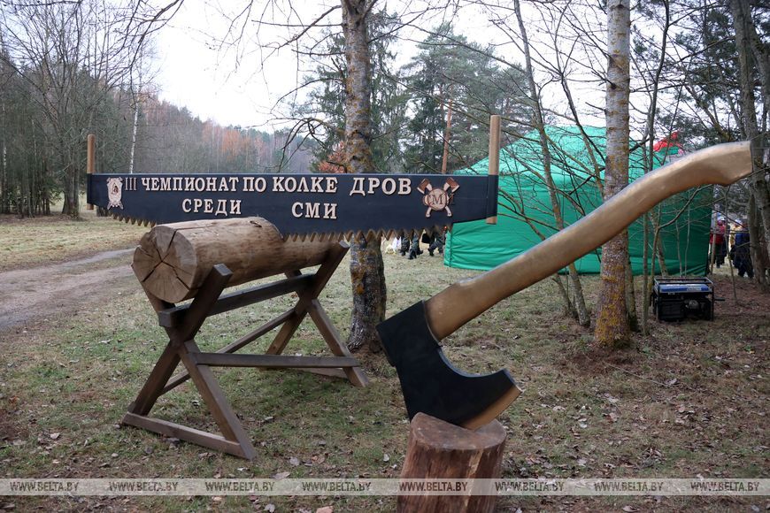 Новые конкурсы и боевой настрой. Третий чемпионат по колке дров среди СМИ проходит в Минском районе