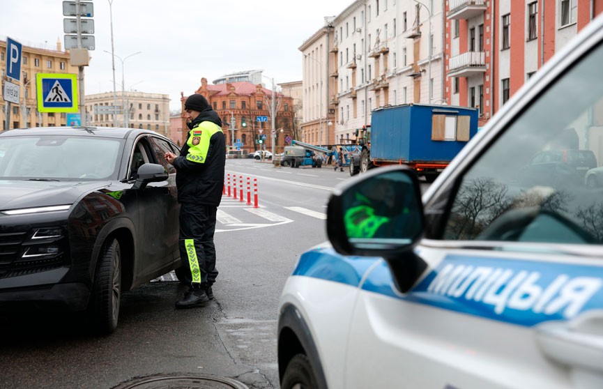 Госавтоинспекция проводит проверку на предмет употребления алкоголя и наличия водительских прав