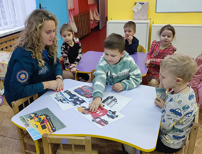 Увлекательно о важном. Бобруйские спасатели сходили в детский сад