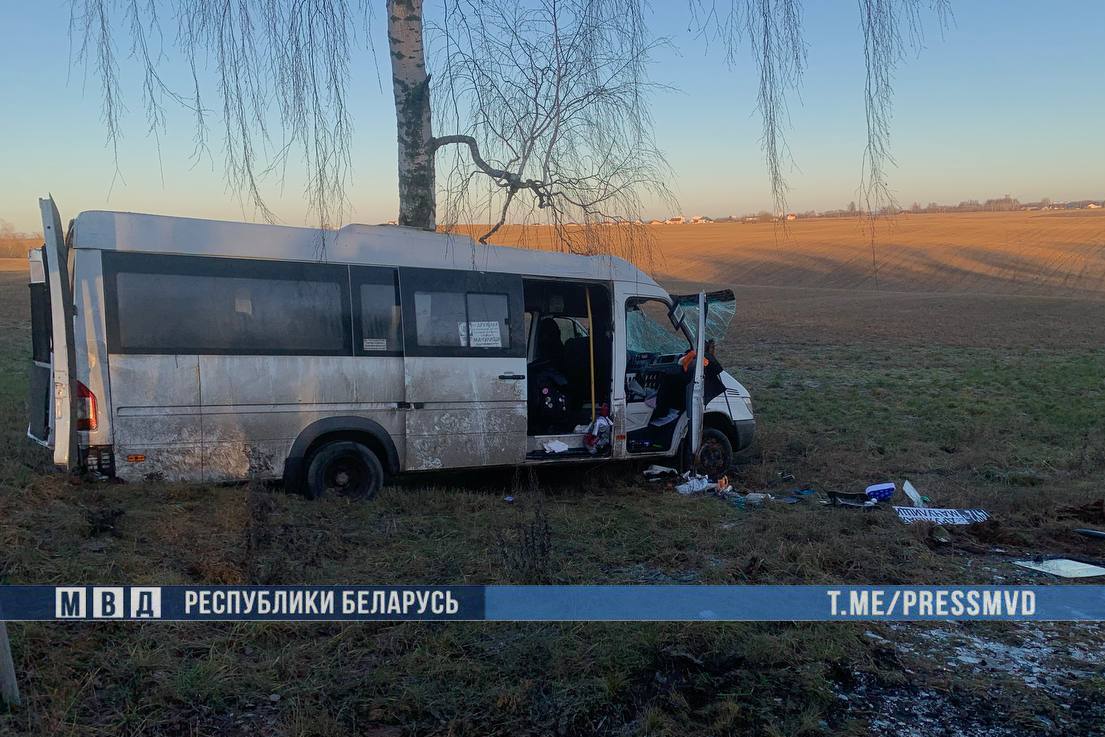 Под Минском перевернулась маршрутка, пострадали семь пассажиров