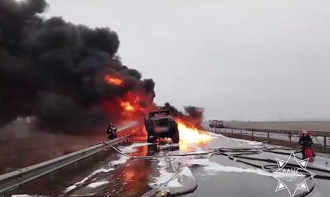 Перекрыта трасса из-за сгоревшего под Бобруйском бензовоза. Узнали подробности